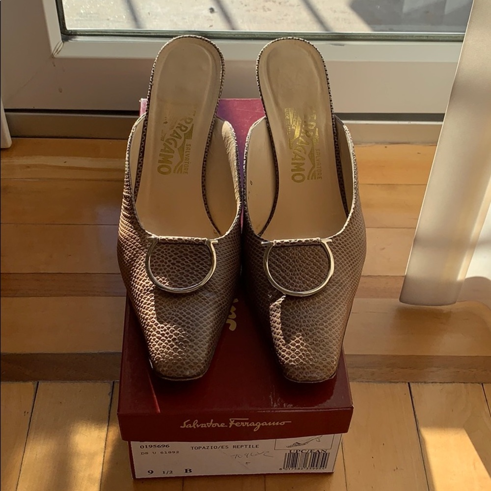 SALVATORE FERRAGAMO SIZE 9.5 gently worn SLINGBACK